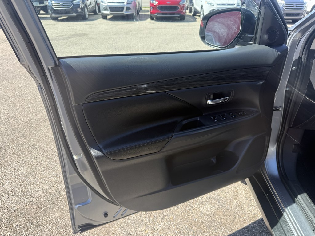 Photo 11 of this MITSUBISHI OUTLANDER