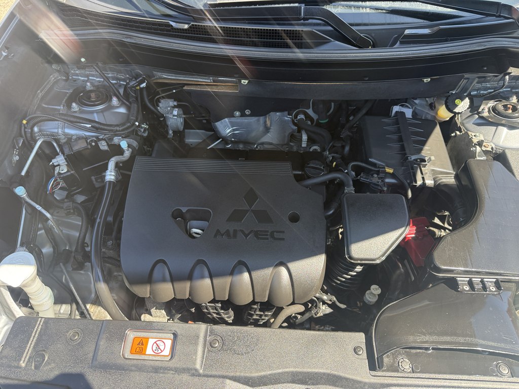 Photo 21 of this MITSUBISHI OUTLANDER