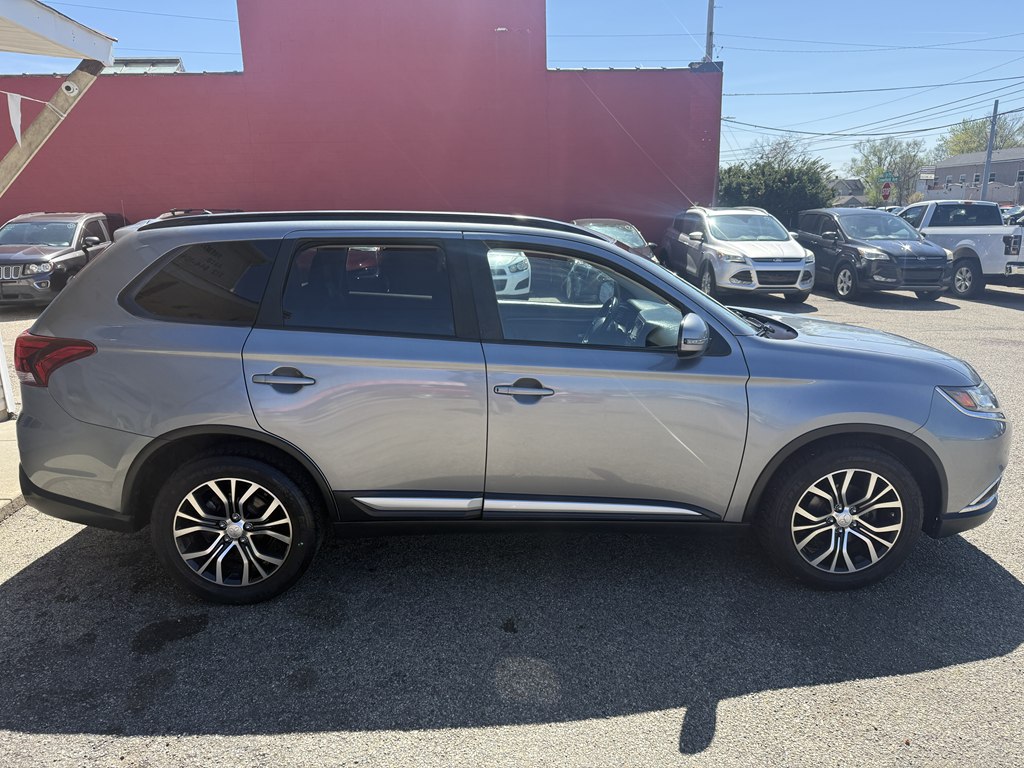 Photo 6 of this MITSUBISHI OUTLANDER