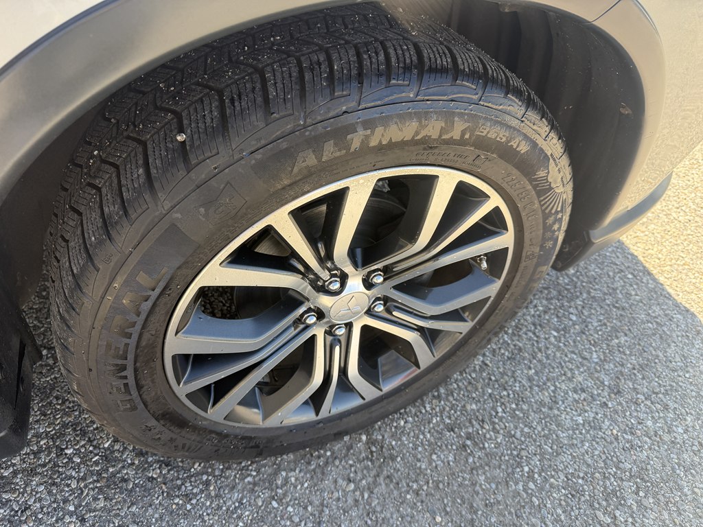 Photo 7 of this MITSUBISHI OUTLANDER