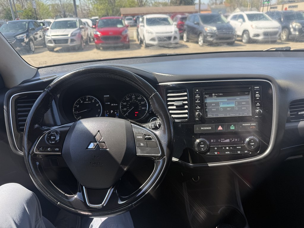 Photo 13 of this MITSUBISHI OUTLANDER