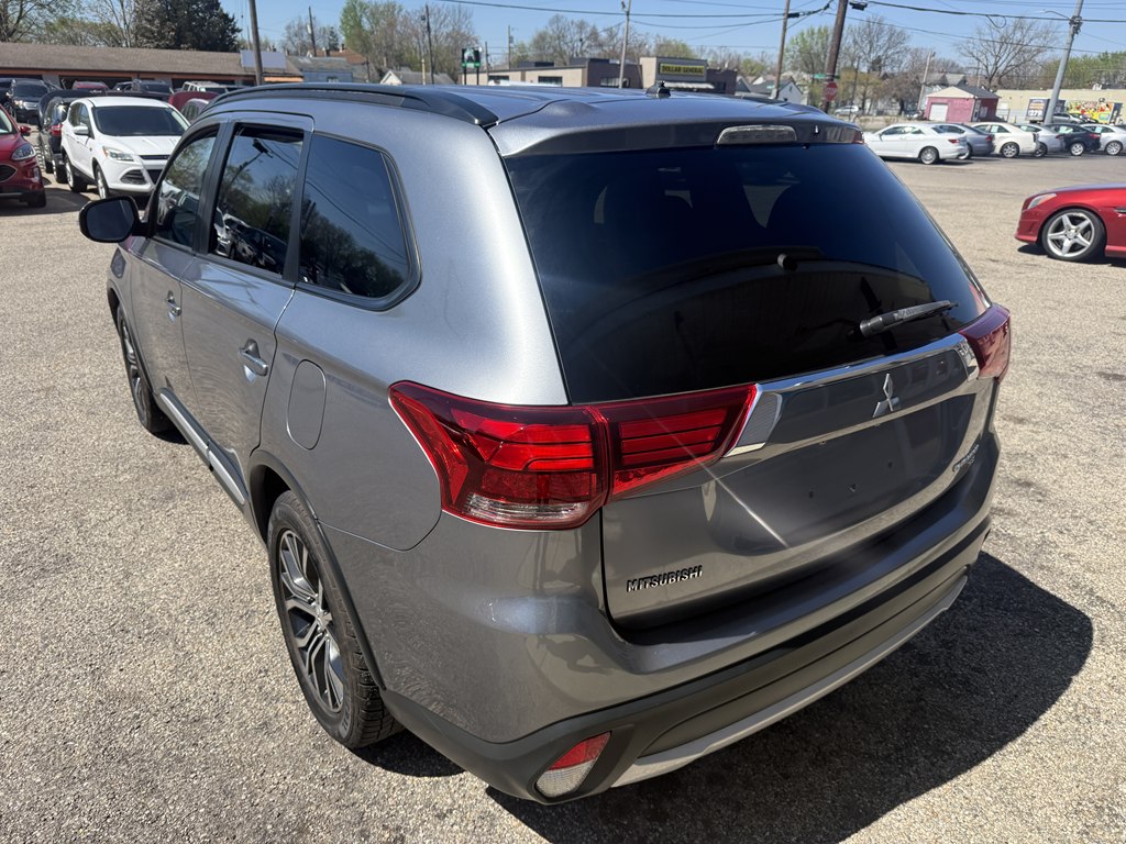 Photo 4 of this MITSUBISHI OUTLANDER