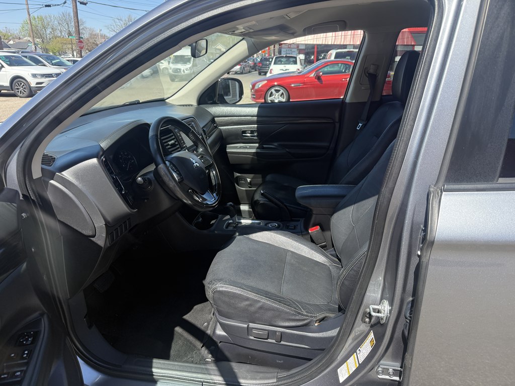 Photo 12 of this MITSUBISHI OUTLANDER