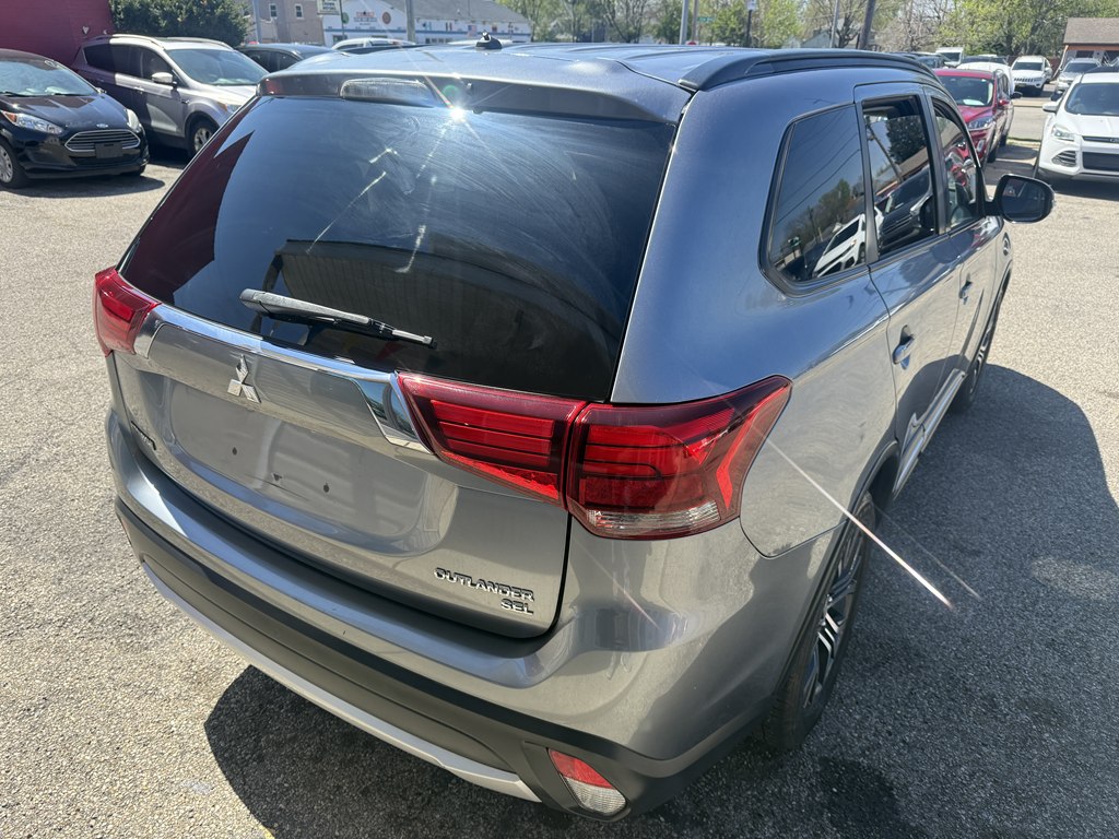 Photo 5 of this MITSUBISHI OUTLANDER