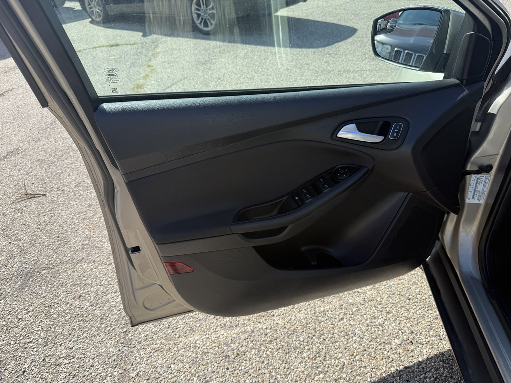 Photo 11 of this FORD FOCUS