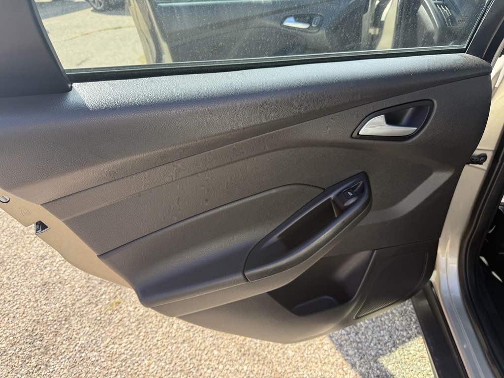 Photo 13 of this FORD FOCUS