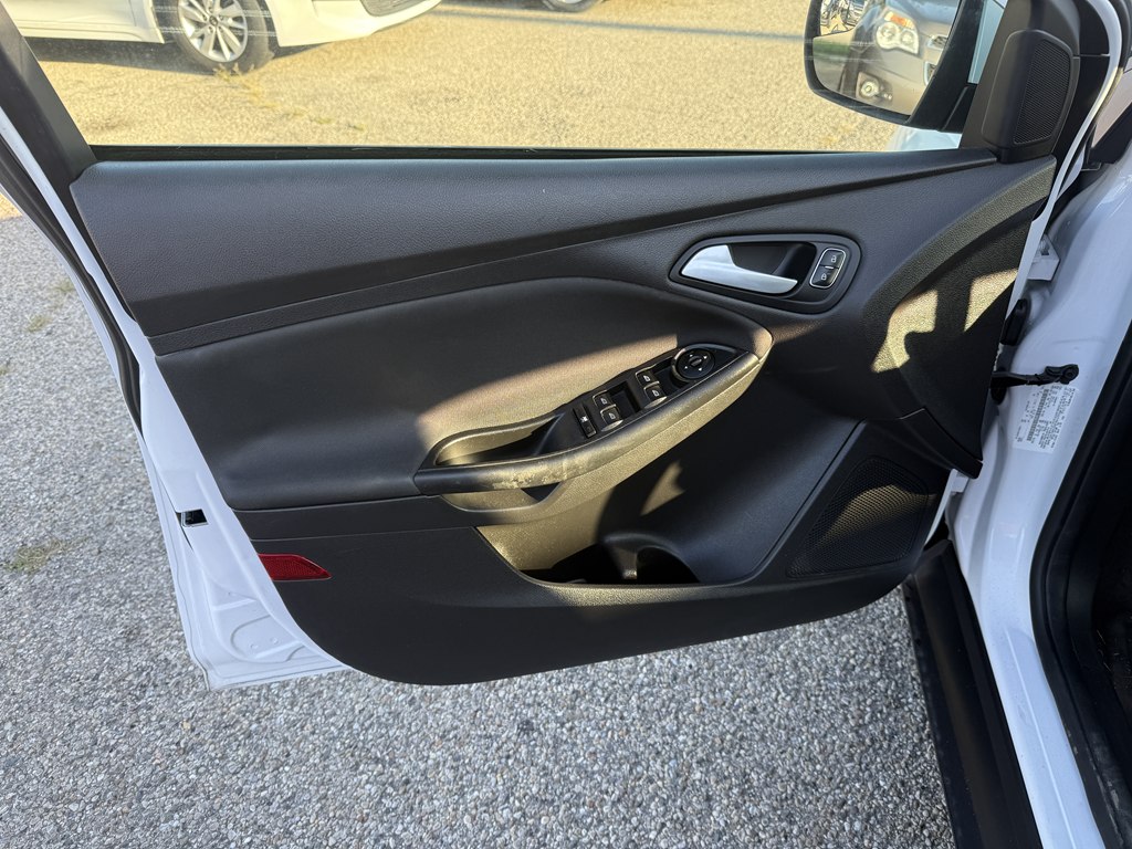 Photo 11 of this FORD FOCUS