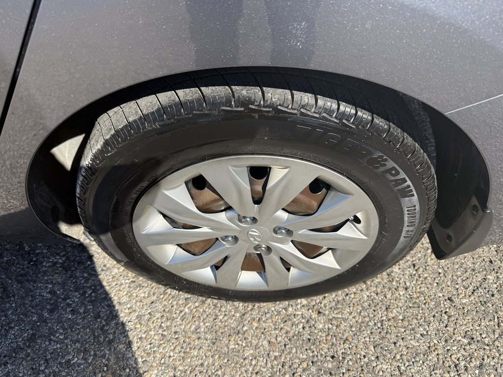 Photo 9 of this HYUNDAI ACCENT