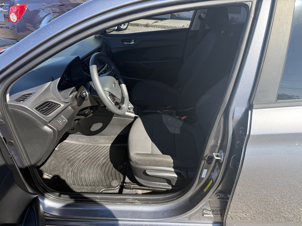 Photo 12 of this HYUNDAI ACCENT