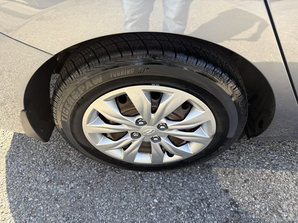 Photo 8 of this HYUNDAI ACCENT