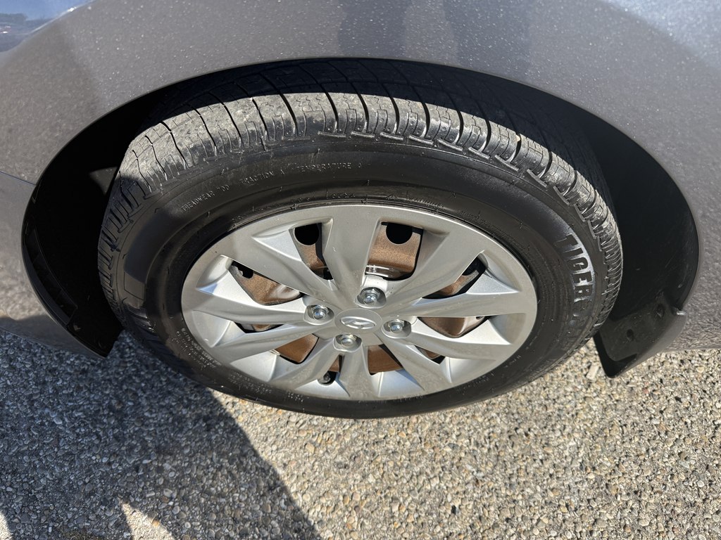 Photo 10 of this HYUNDAI ACCENT
