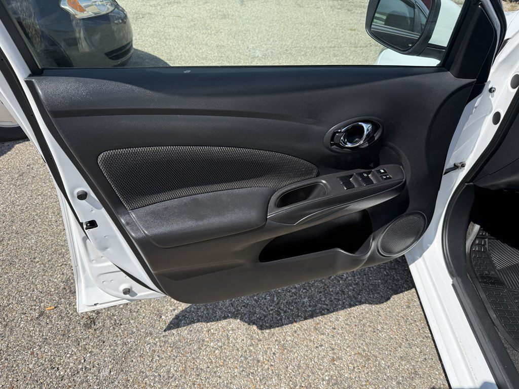Photo 11 of this NISSAN VERSA