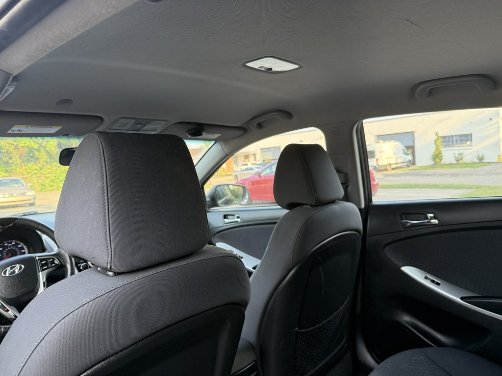 Photo 15 of this HYUNDAI ACCENT
