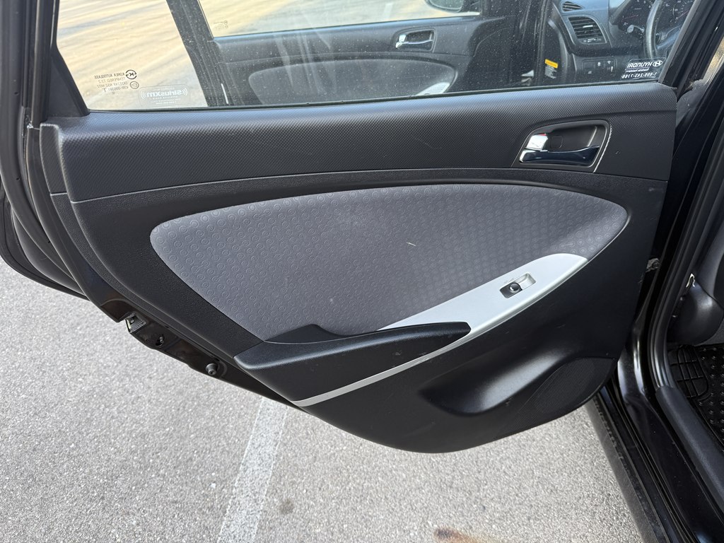 Photo 13 of this HYUNDAI ACCENT