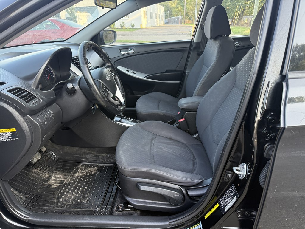 Photo 12 of this HYUNDAI ACCENT
