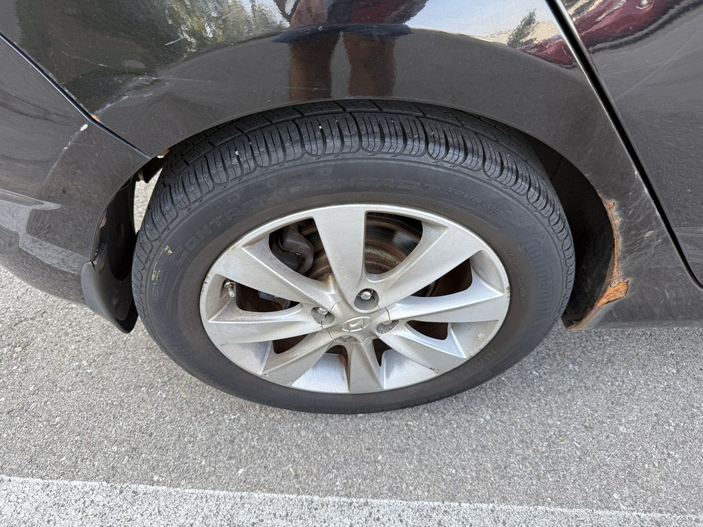 Photo 8 of this HYUNDAI ACCENT