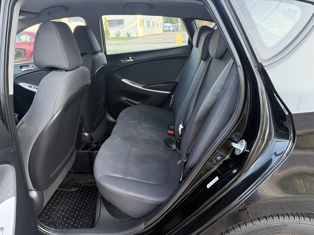 Photo 14 of this HYUNDAI ACCENT