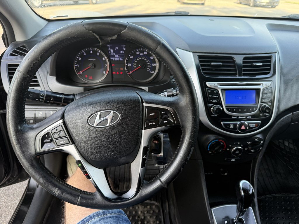 Photo 16 of this HYUNDAI ACCENT