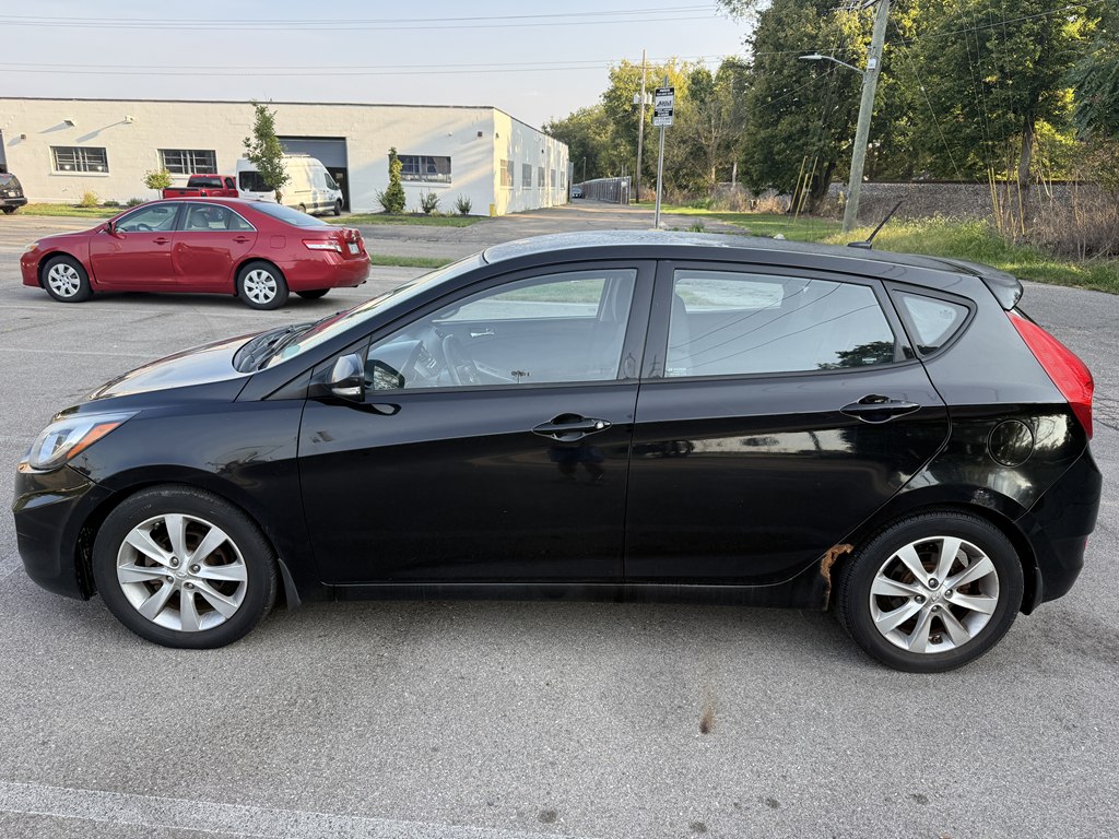 Photo 3 of this HYUNDAI ACCENT