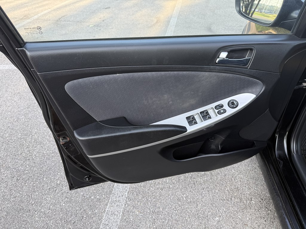 Photo 11 of this HYUNDAI ACCENT