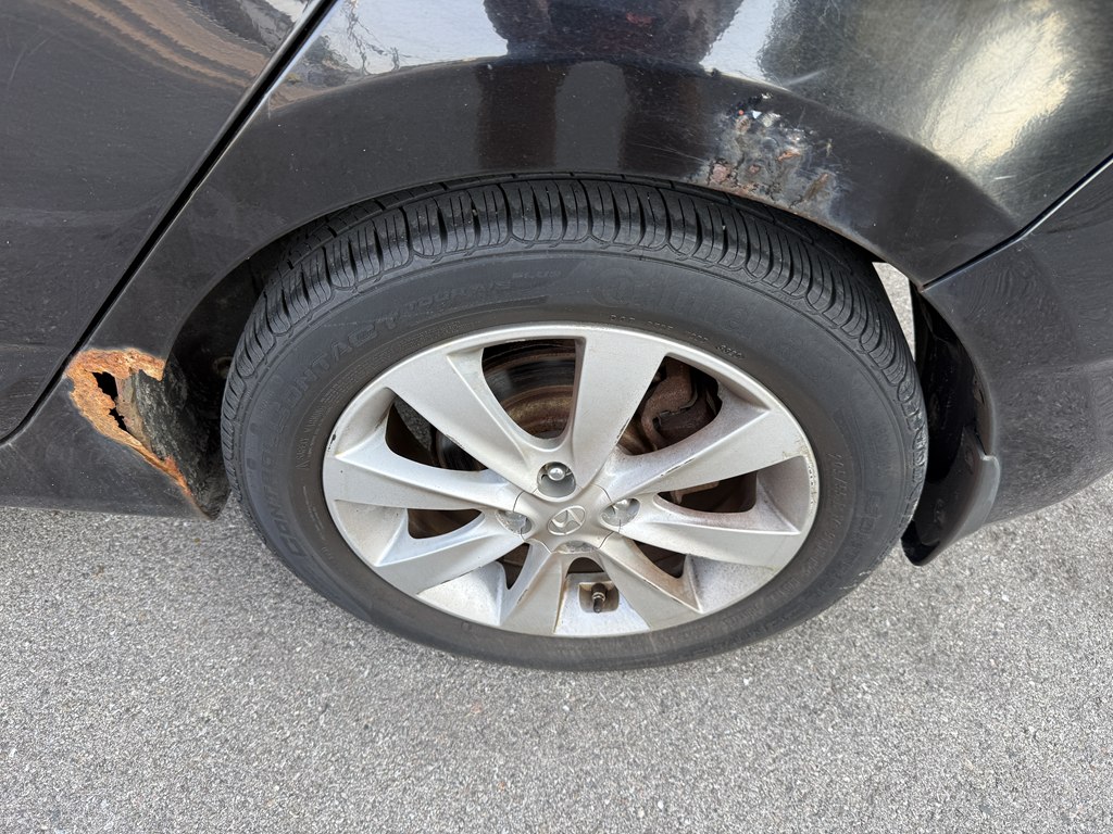 Photo 9 of this HYUNDAI ACCENT