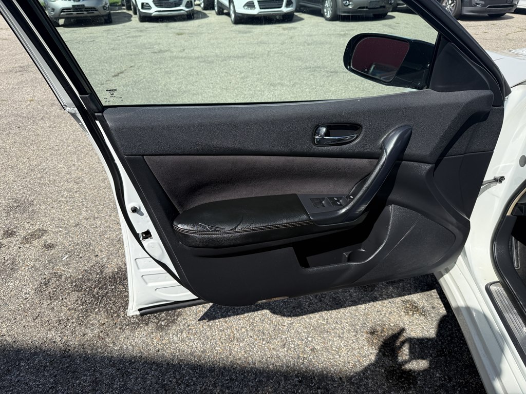 Photo 10 of this NISSAN MAXIMA