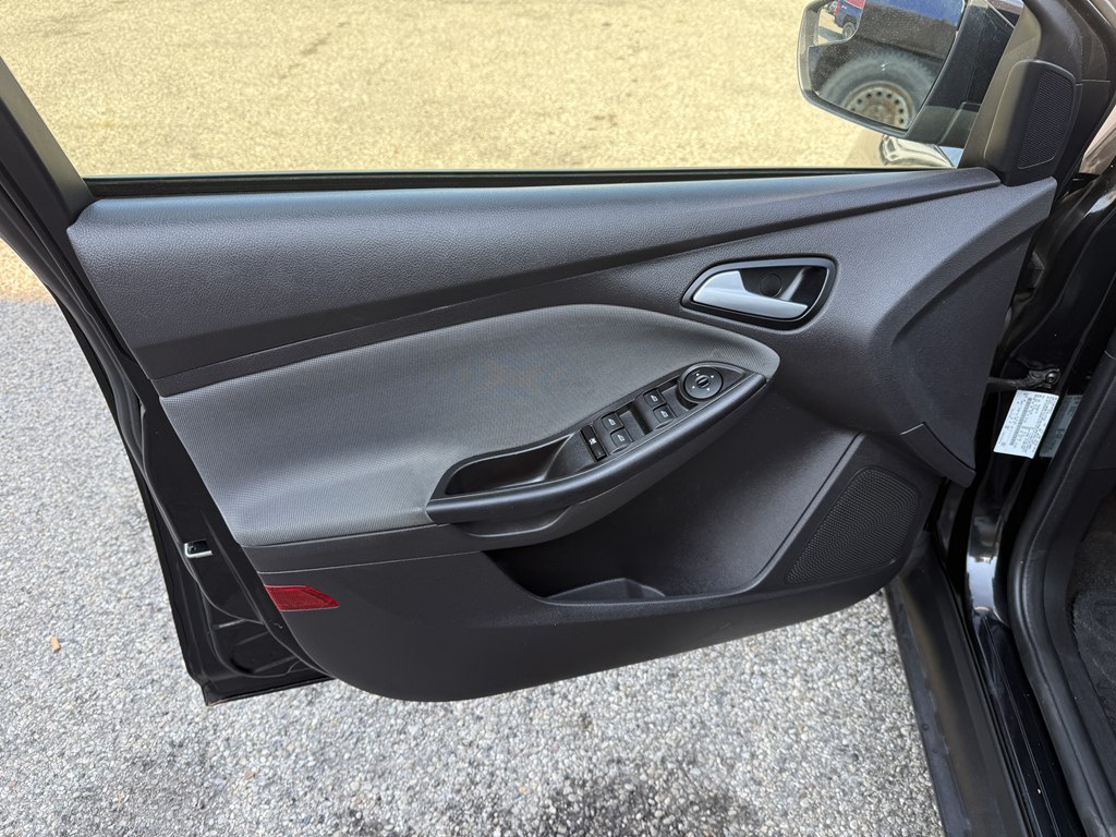 Photo 8 of this FORD FOCUS