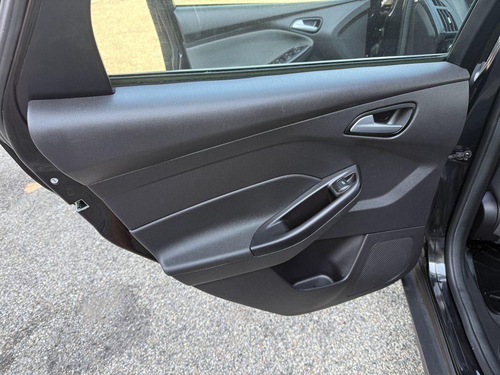 Photo 10 of this FORD FOCUS