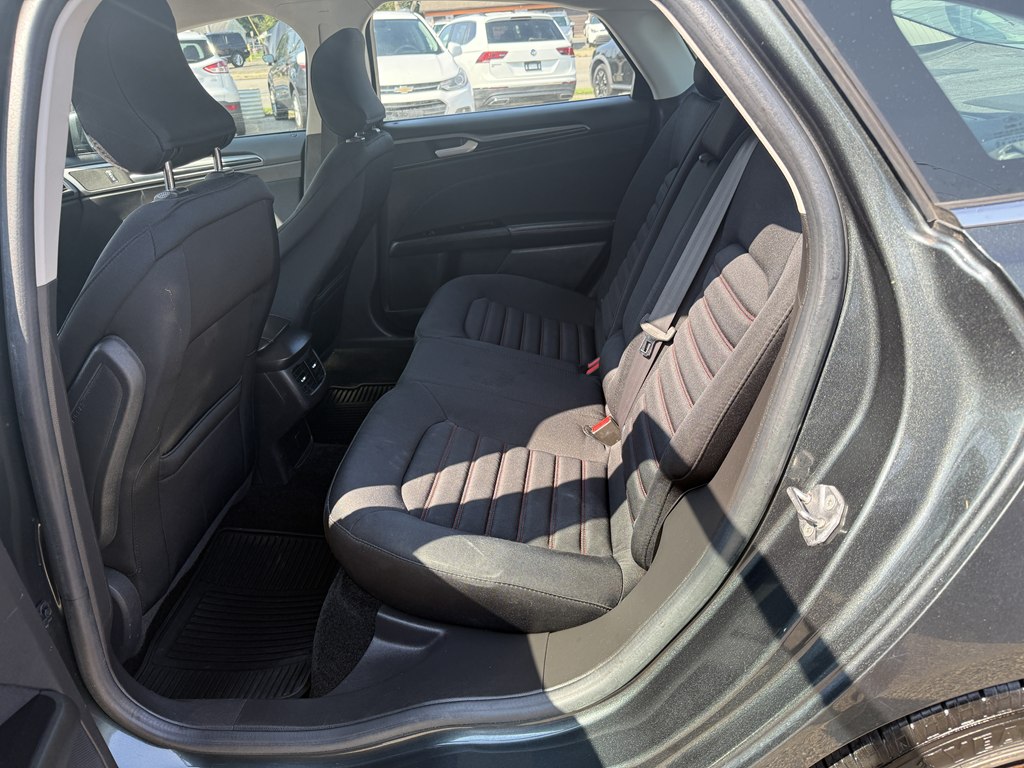 Photo 14 of this FORD FUSION