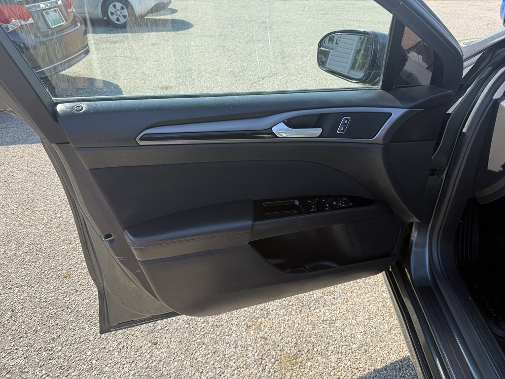 Photo 11 of this FORD FUSION
