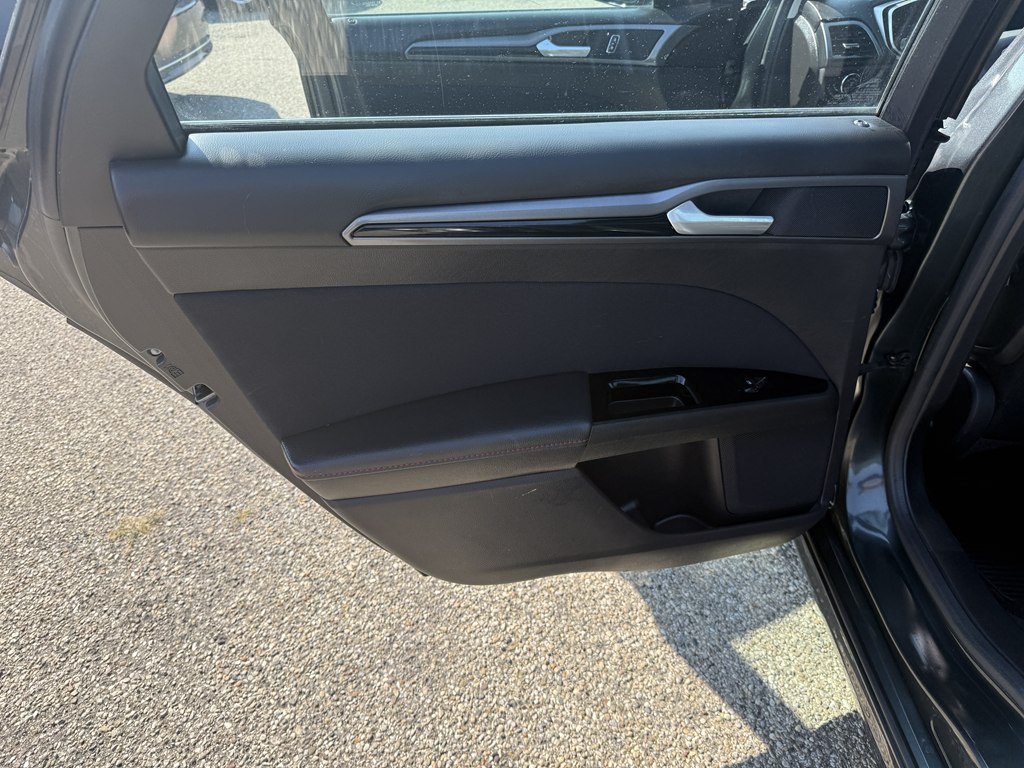 Photo 13 of this FORD FUSION