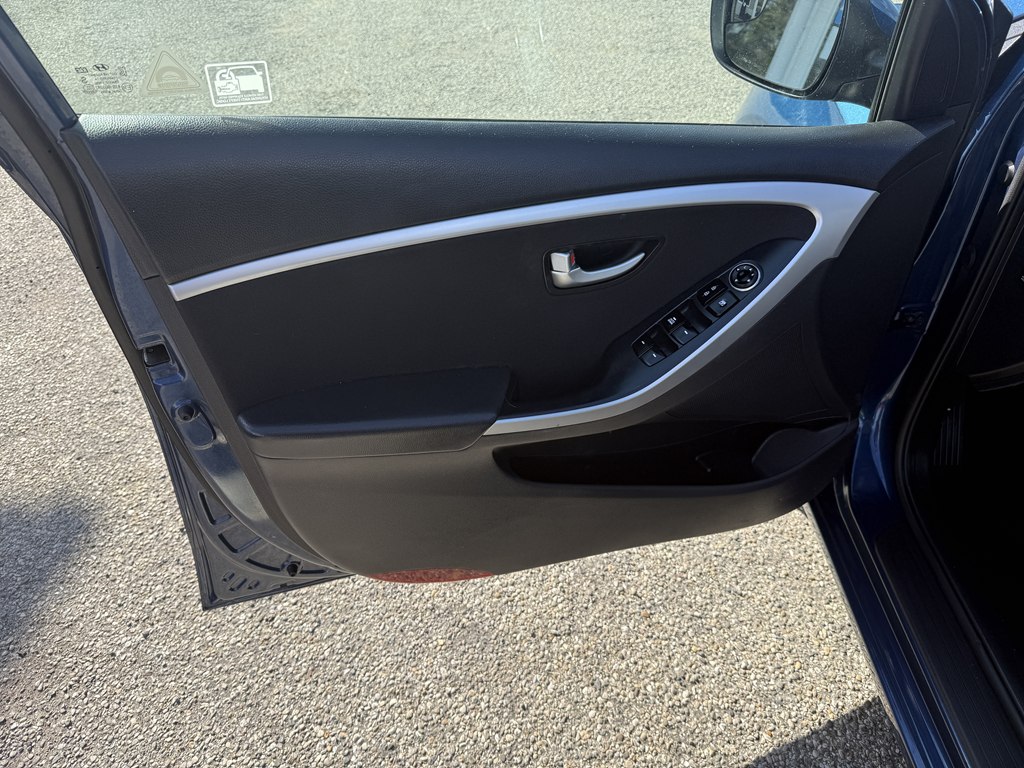 Photo 11 of this HYUNDAI ELANTRA GT