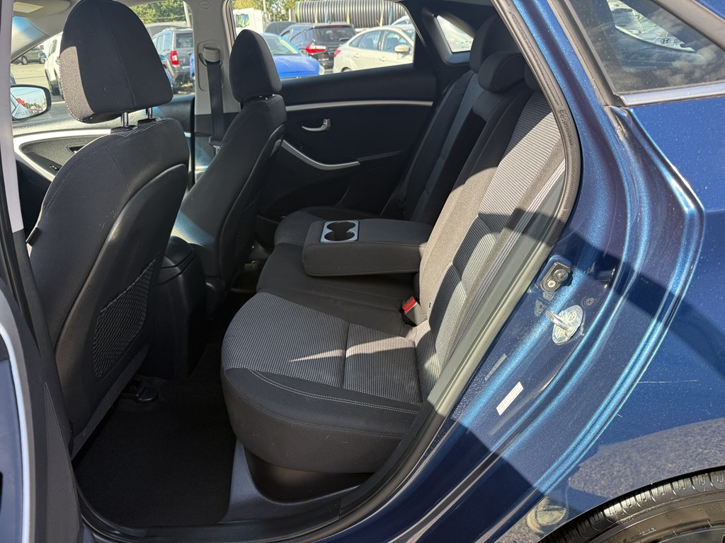 Photo 14 of this HYUNDAI ELANTRA GT