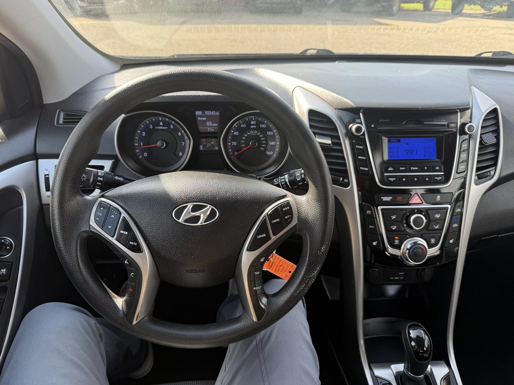Photo 17 of this HYUNDAI ELANTRA GT