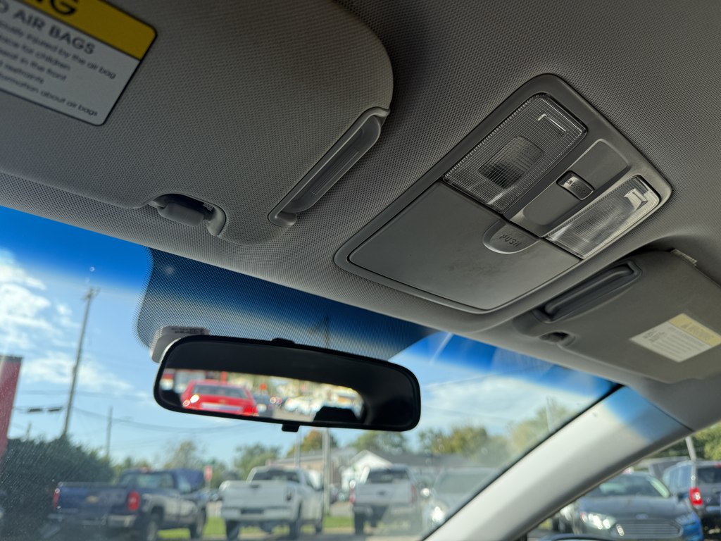 Photo 21 of this HYUNDAI ELANTRA GT