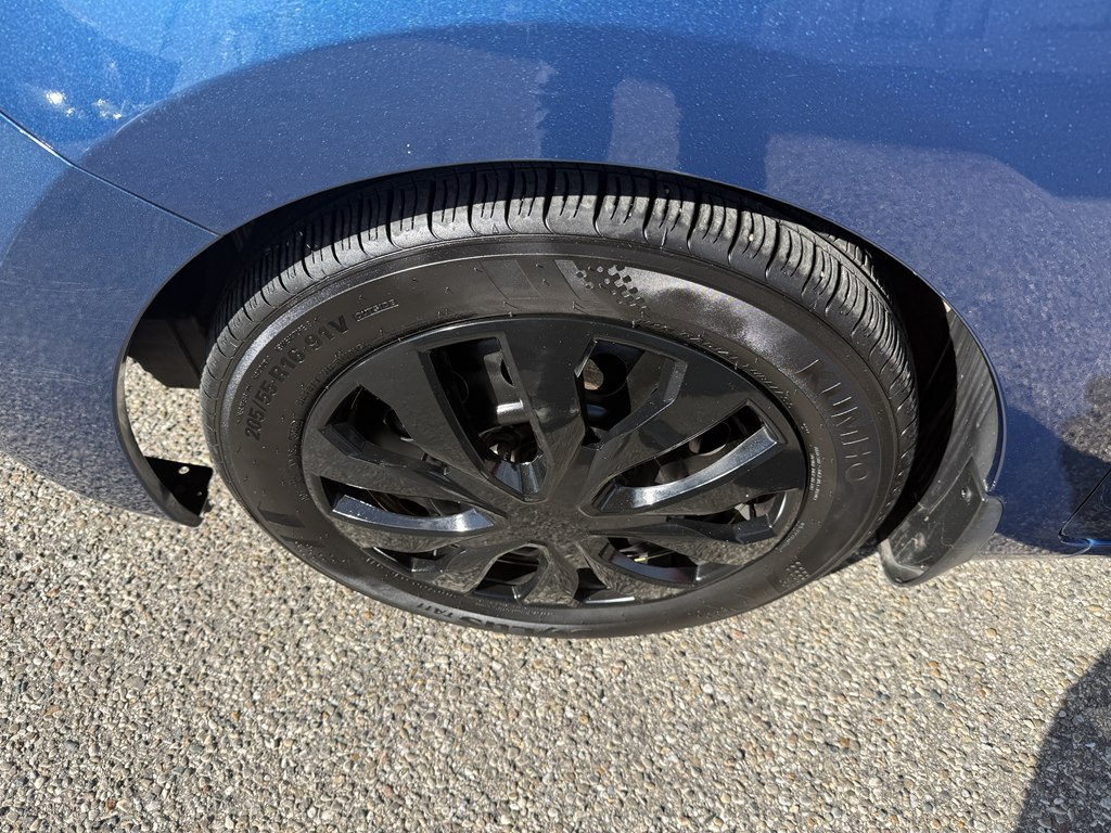 Photo 10 of this HYUNDAI ELANTRA GT