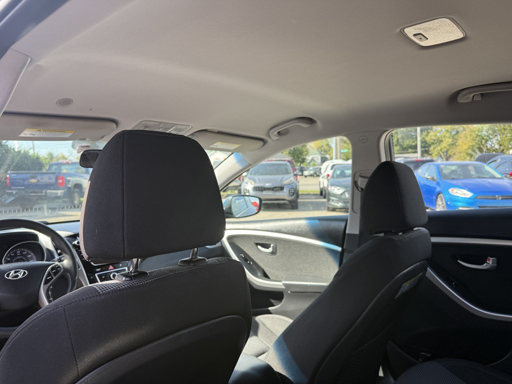 Photo 15 of this HYUNDAI ELANTRA GT