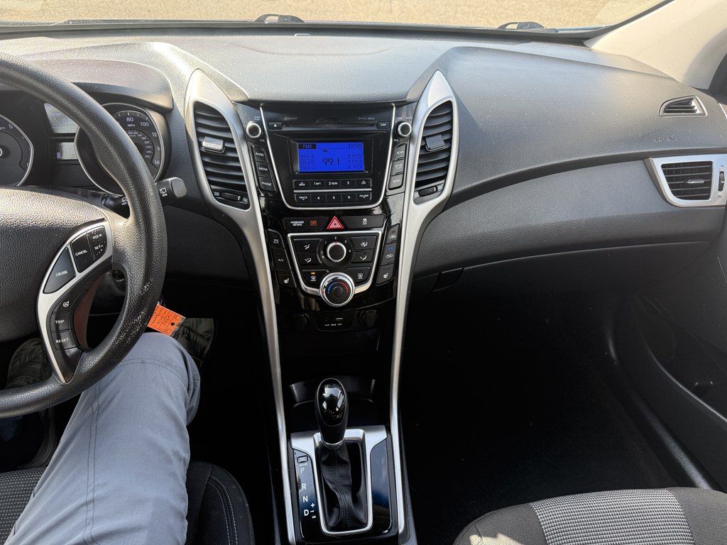 Photo 18 of this HYUNDAI ELANTRA GT