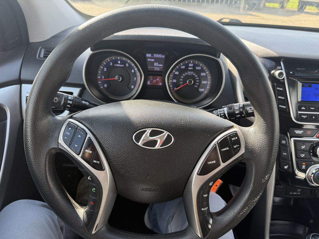 Photo 19 of this HYUNDAI ELANTRA GT