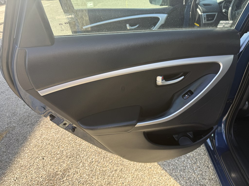 Photo 13 of this HYUNDAI ELANTRA GT