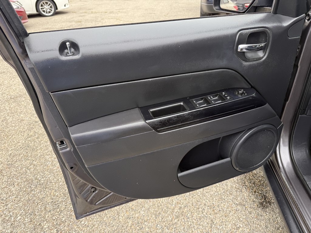 Photo 11 of this JEEP PATRIOT