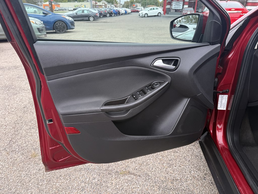 Photo 11 of this FORD FOCUS
