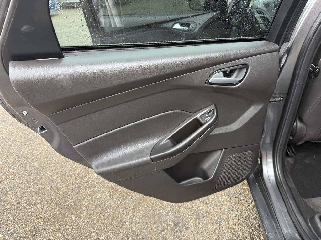 Photo 13 of this FORD FOCUS