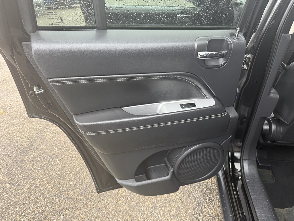 Photo 14 of this JEEP COMPASS