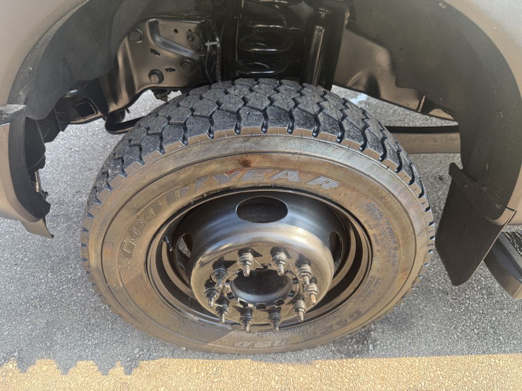 Photo 16 of this FORD F550