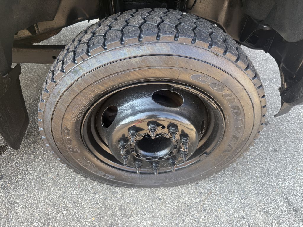 Photo 19 of this FORD F550