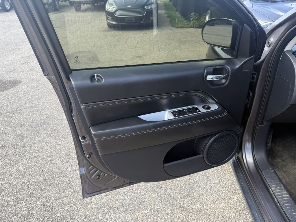 Photo 7 of this JEEP COMPASS