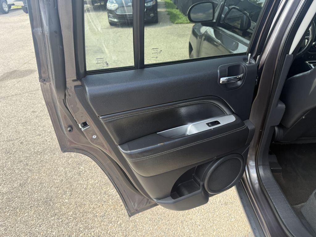 Photo 16 of this JEEP COMPASS