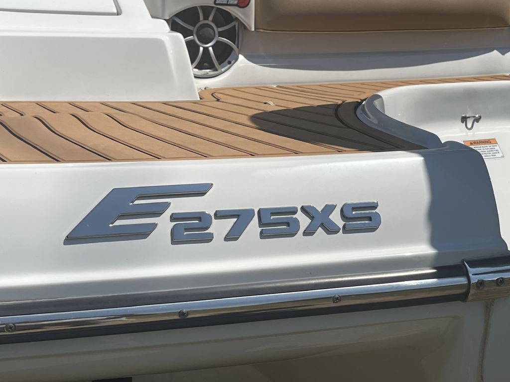 Photo 5 of this CROWNLINE E275XS