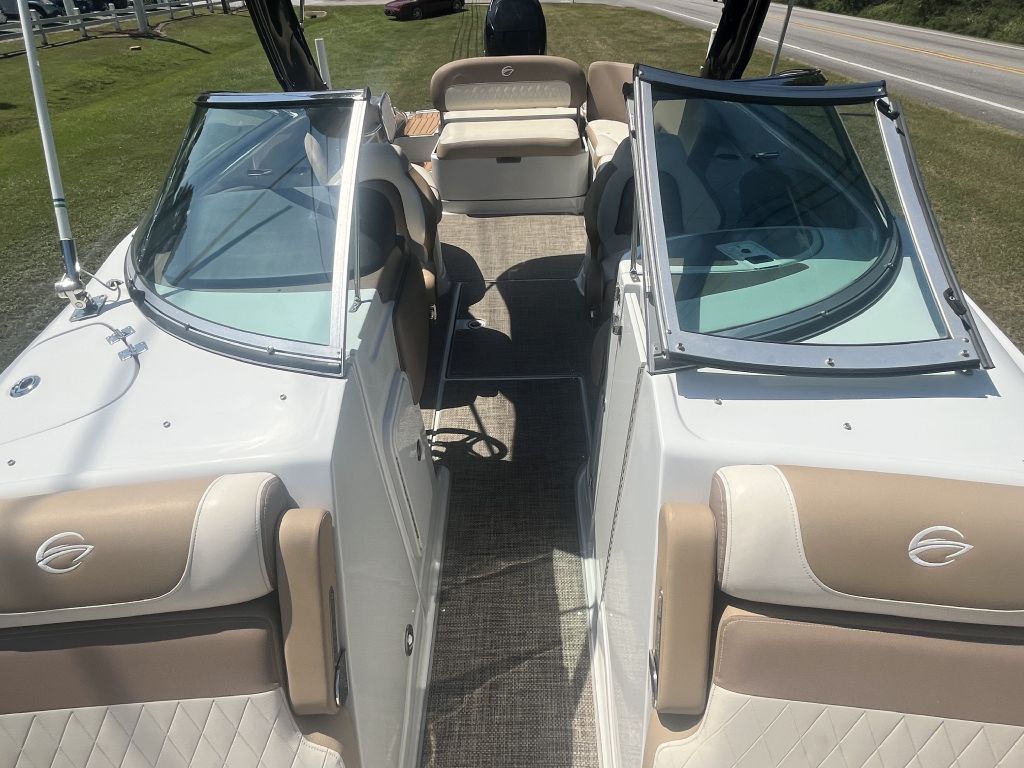 Photo 7 of this CROWNLINE E275XS